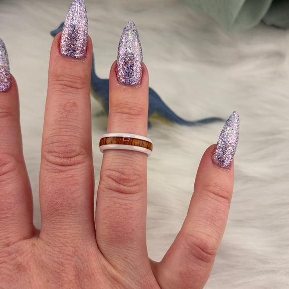 Aolani Hawaii Hawaiian Koa Inlay with White 6mm Ceramic Barrel Ring | Size 6 - Picture 3 of 13